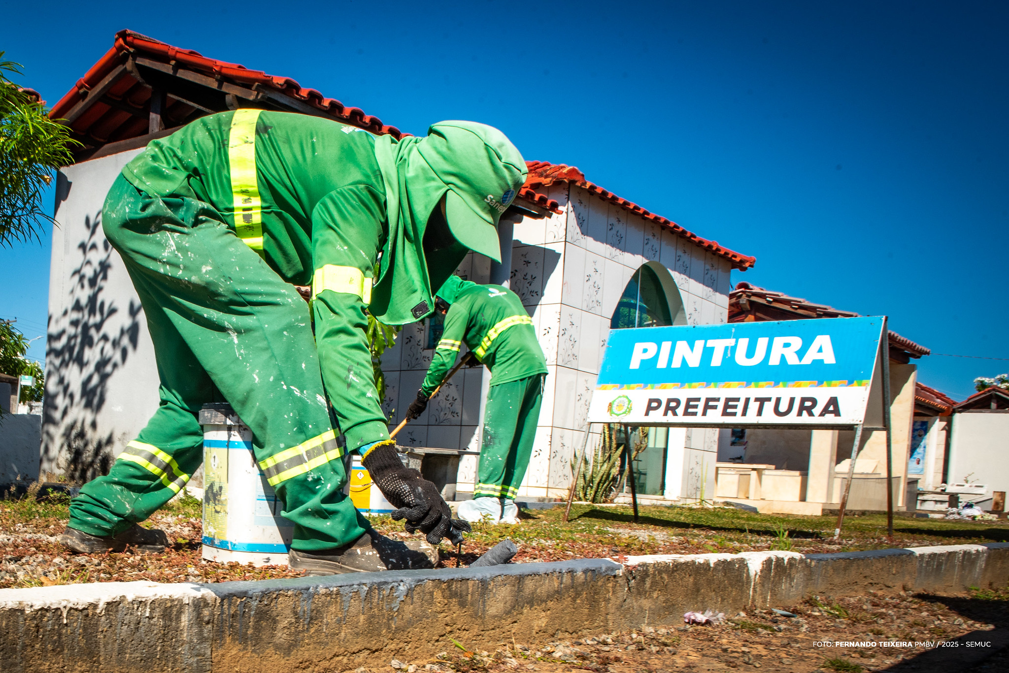 1761885352 478 Prefeitura de Boa Vista faz manutencao no cemiterio para Finados