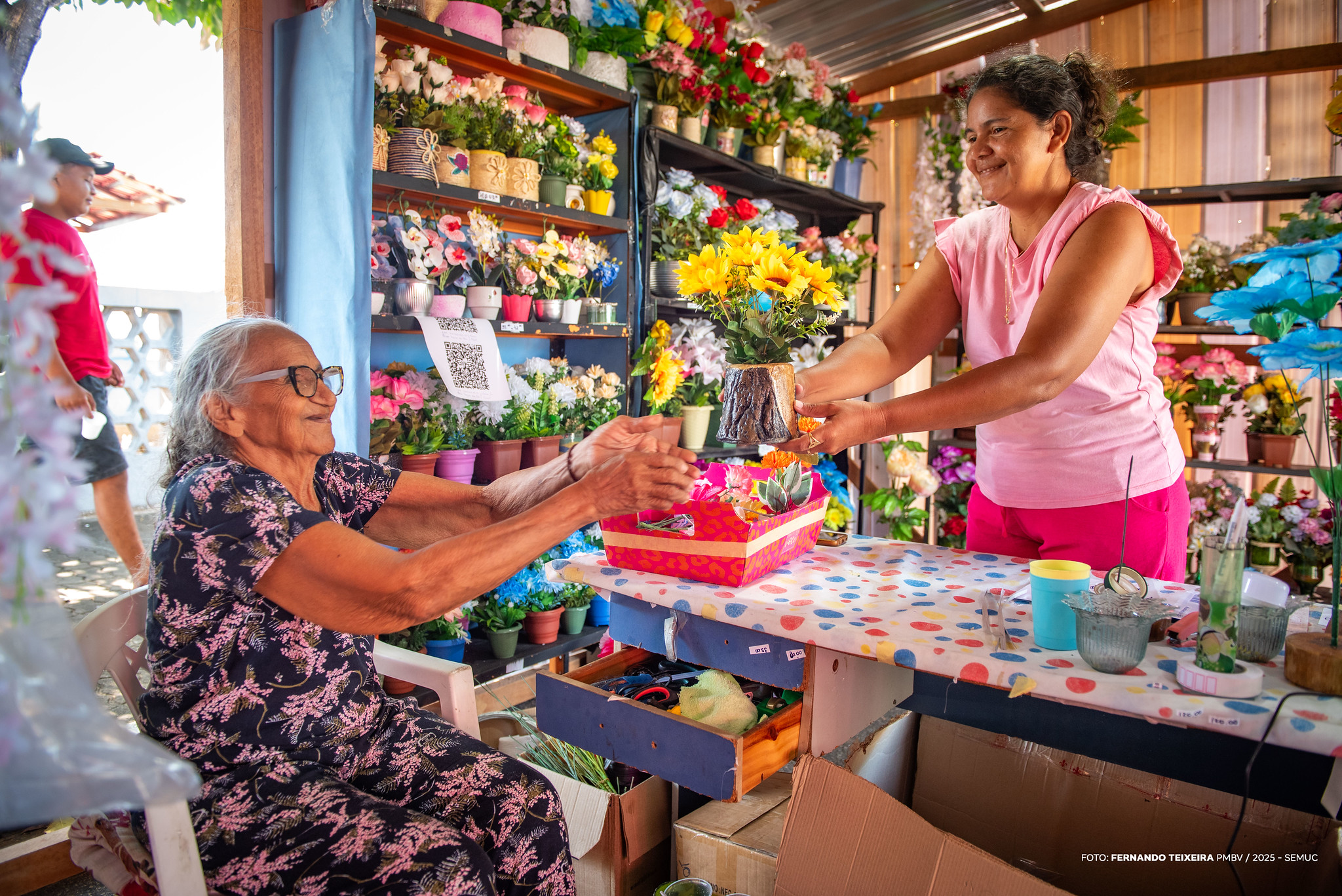 1761885353 568 Prefeitura de Boa Vista faz manutencao no cemiterio para Finados