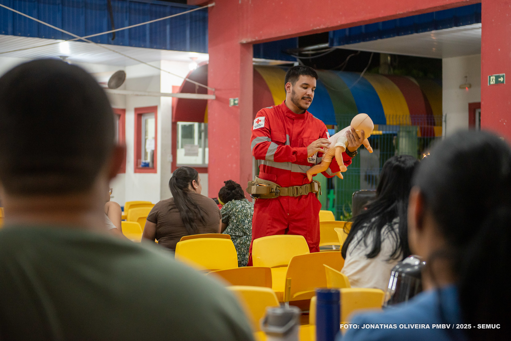 1761944171 13 Servidores da Escola Airton Dias recebem treinamento em primeiros socorros