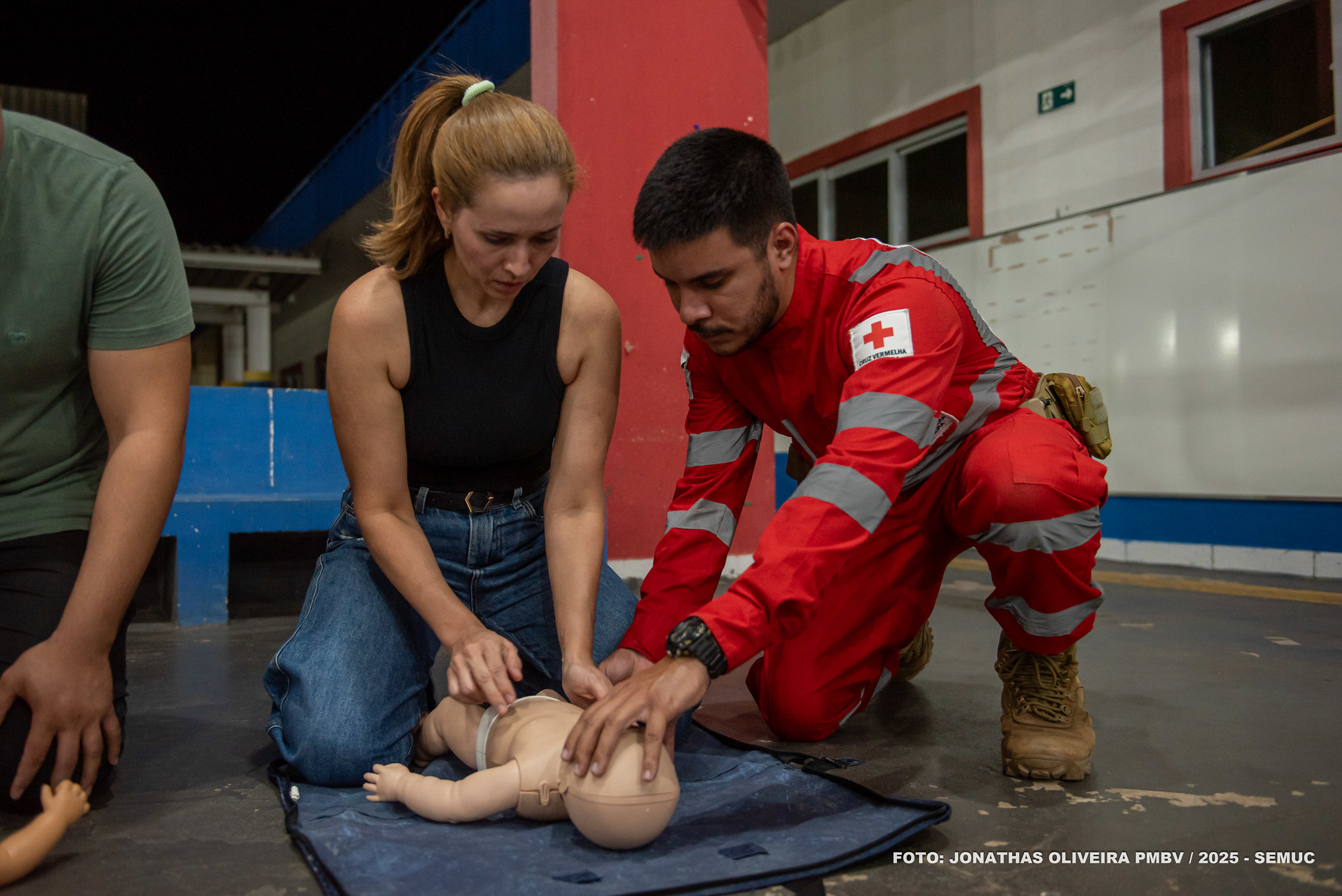 1761944171 270 Servidores da Escola Airton Dias recebem treinamento em primeiros socorros