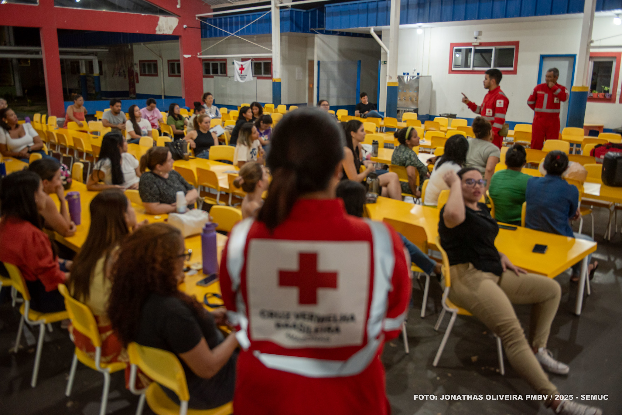 1761944171 762 Servidores da Escola Airton Dias recebem treinamento em primeiros socorros