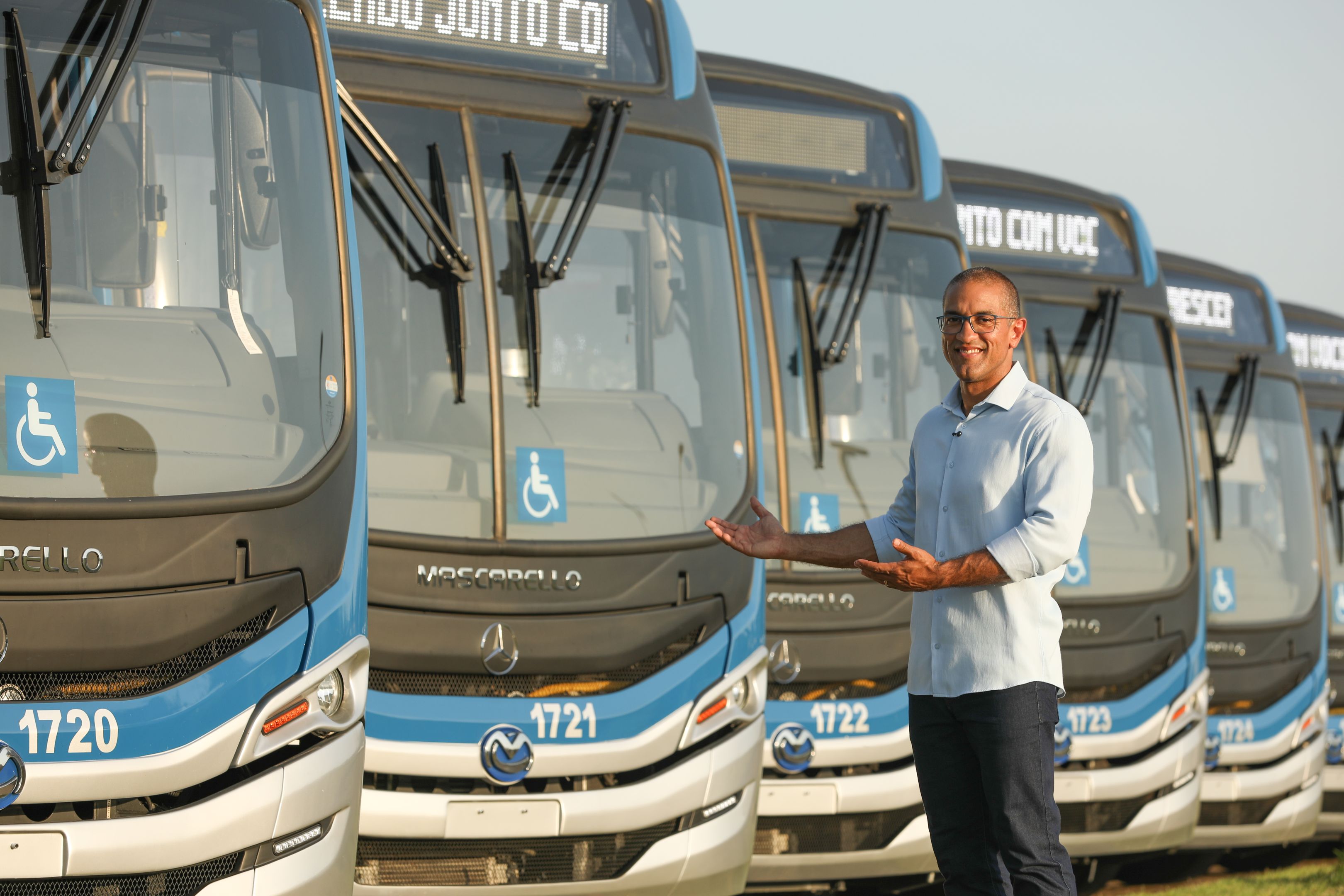 prefeitura entrega 18 onibus modernos acessiveis e climatizados