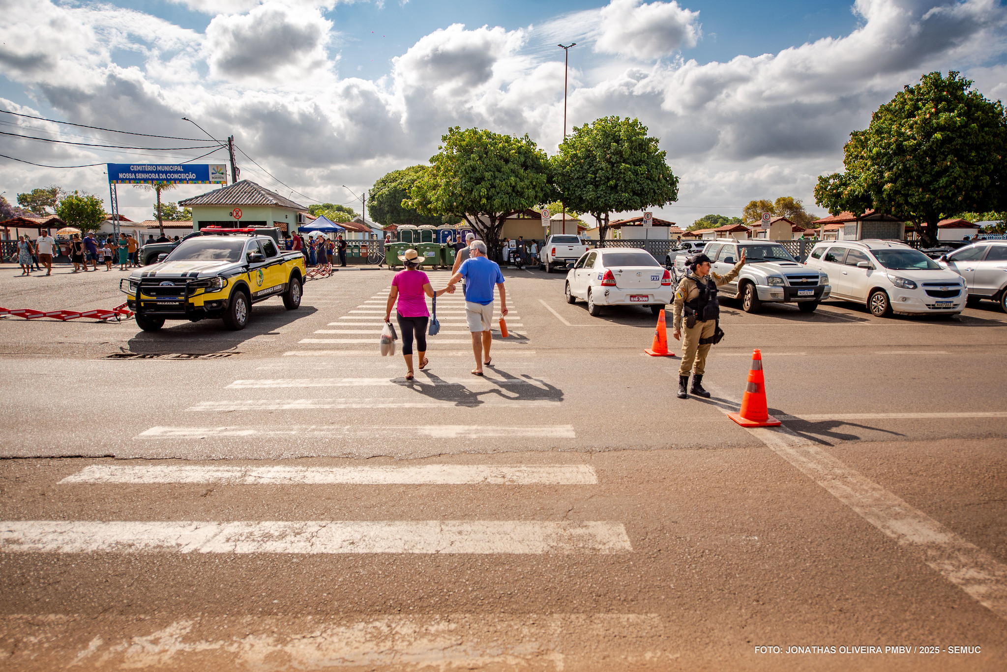 1762107358 116 Dia de Finados centenas visitam cemiterio Nossa Senhora da Conceicao