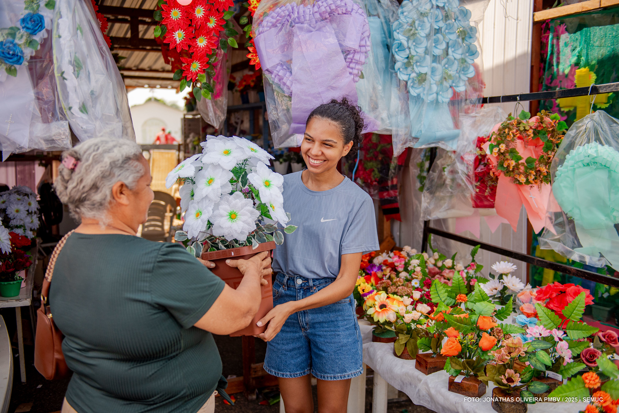 1762107358 121 Dia de Finados centenas visitam cemiterio Nossa Senhora da Conceicao