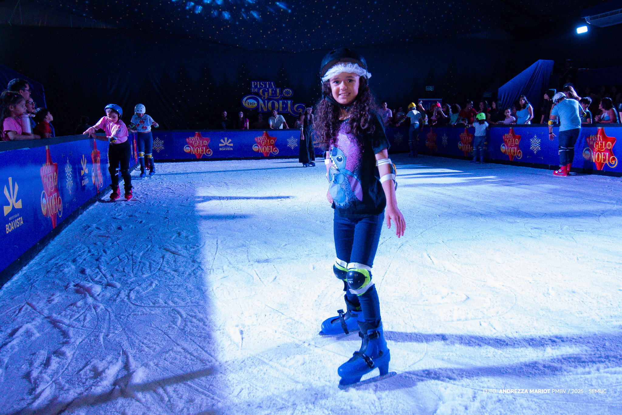 1763414177 32 Vila do Noel ganha pista de patinacao no gelo