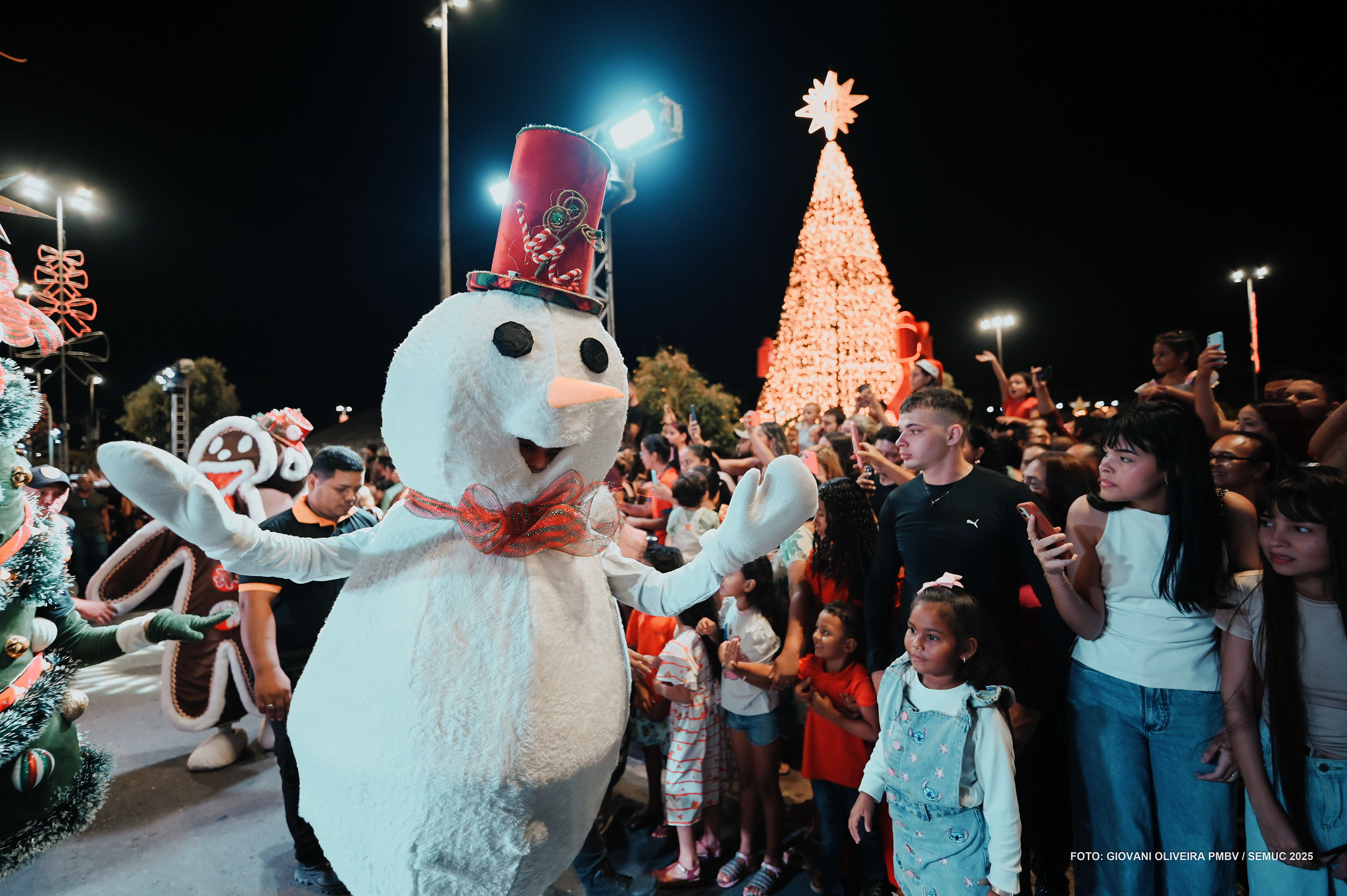 1763414177 528 Vila do Noel ganha pista de patinacao no gelo
