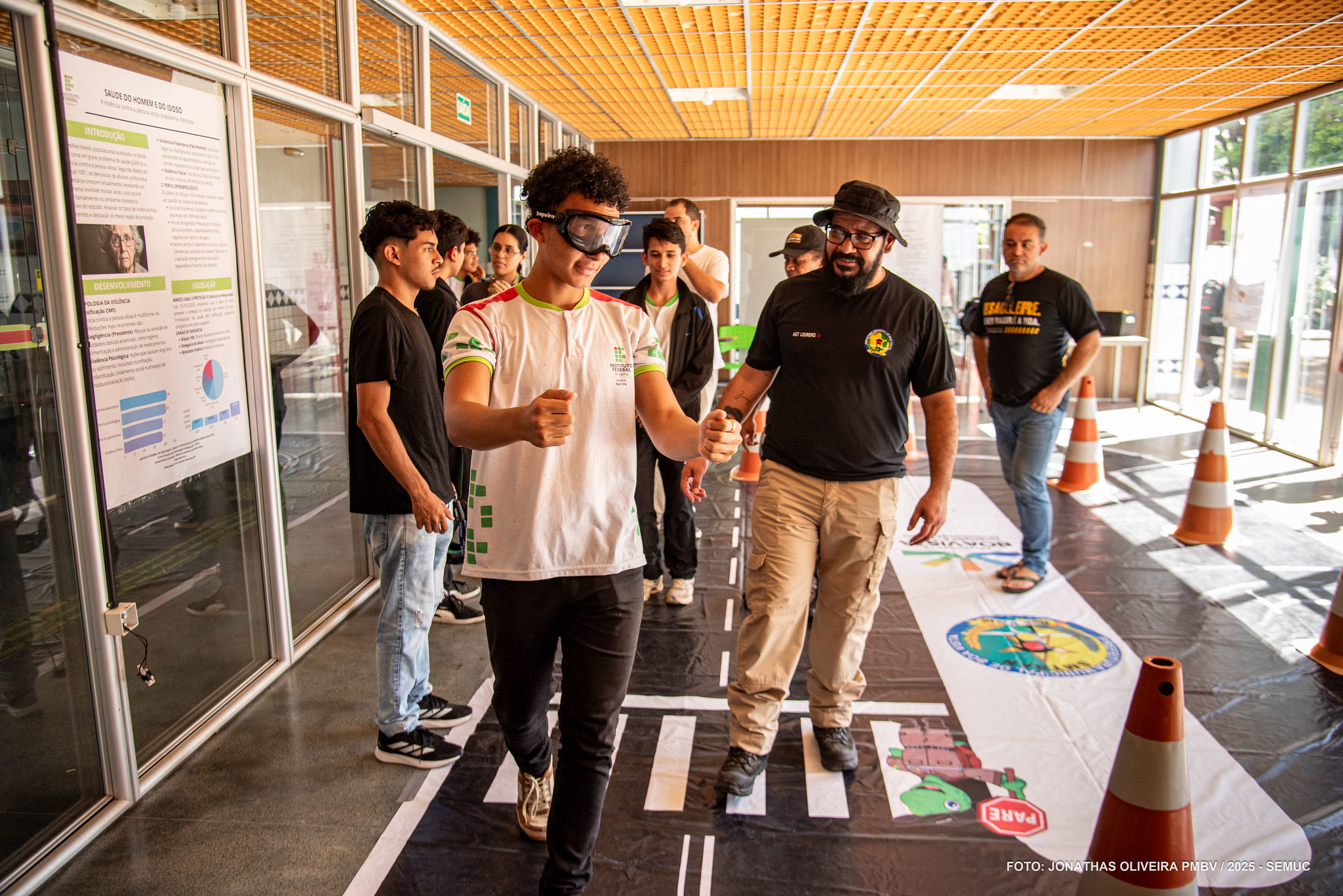 1764359863 567 Oficina educativa com oculos simuladores e bafometro conscientiza jovens