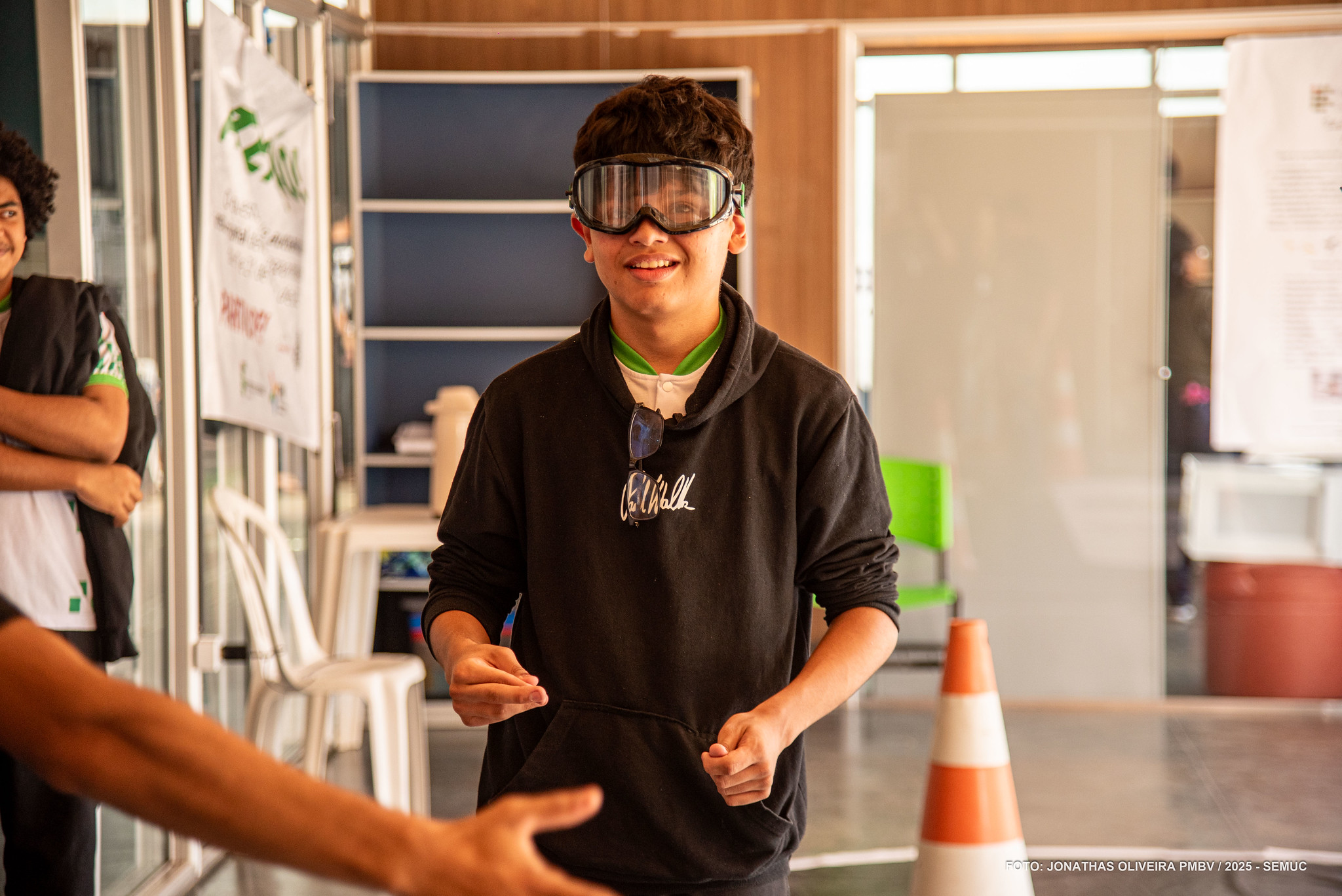 1764359863 797 Oficina educativa com oculos simuladores e bafometro conscientiza jovens