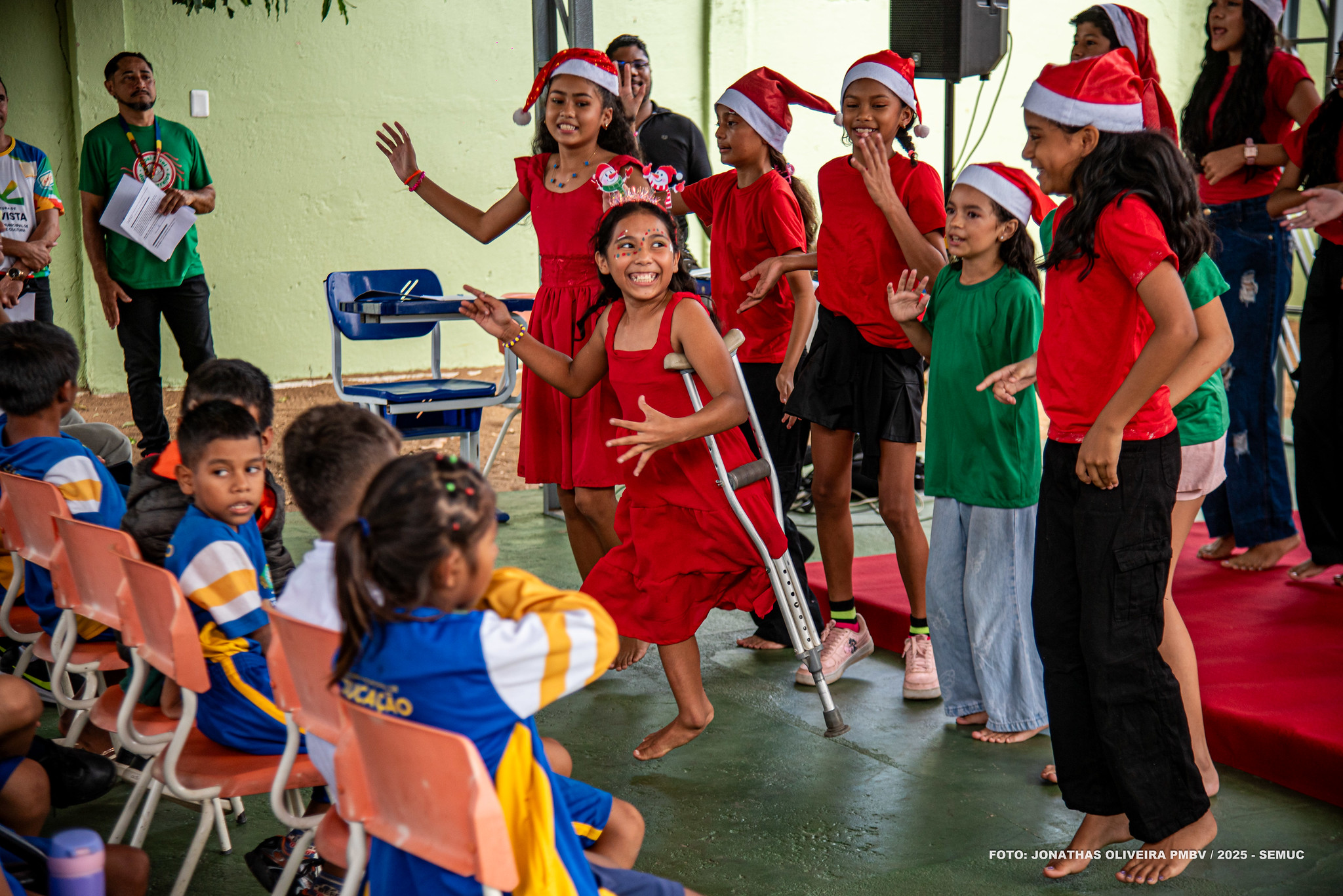 1765661670 274 Papai Noel dos Correios leva presentes a Cantinho Feliz