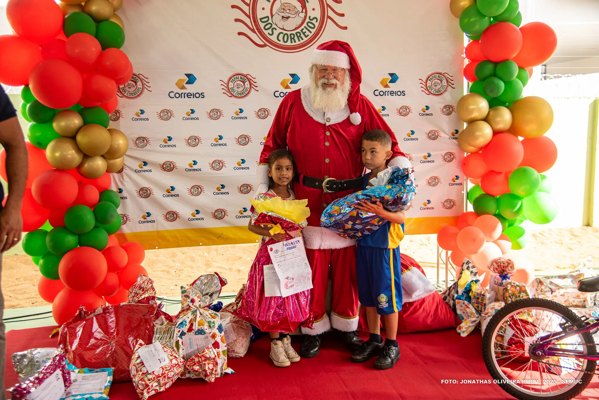 1765661670 385 Papai Noel dos Correios leva presentes a Cantinho Feliz