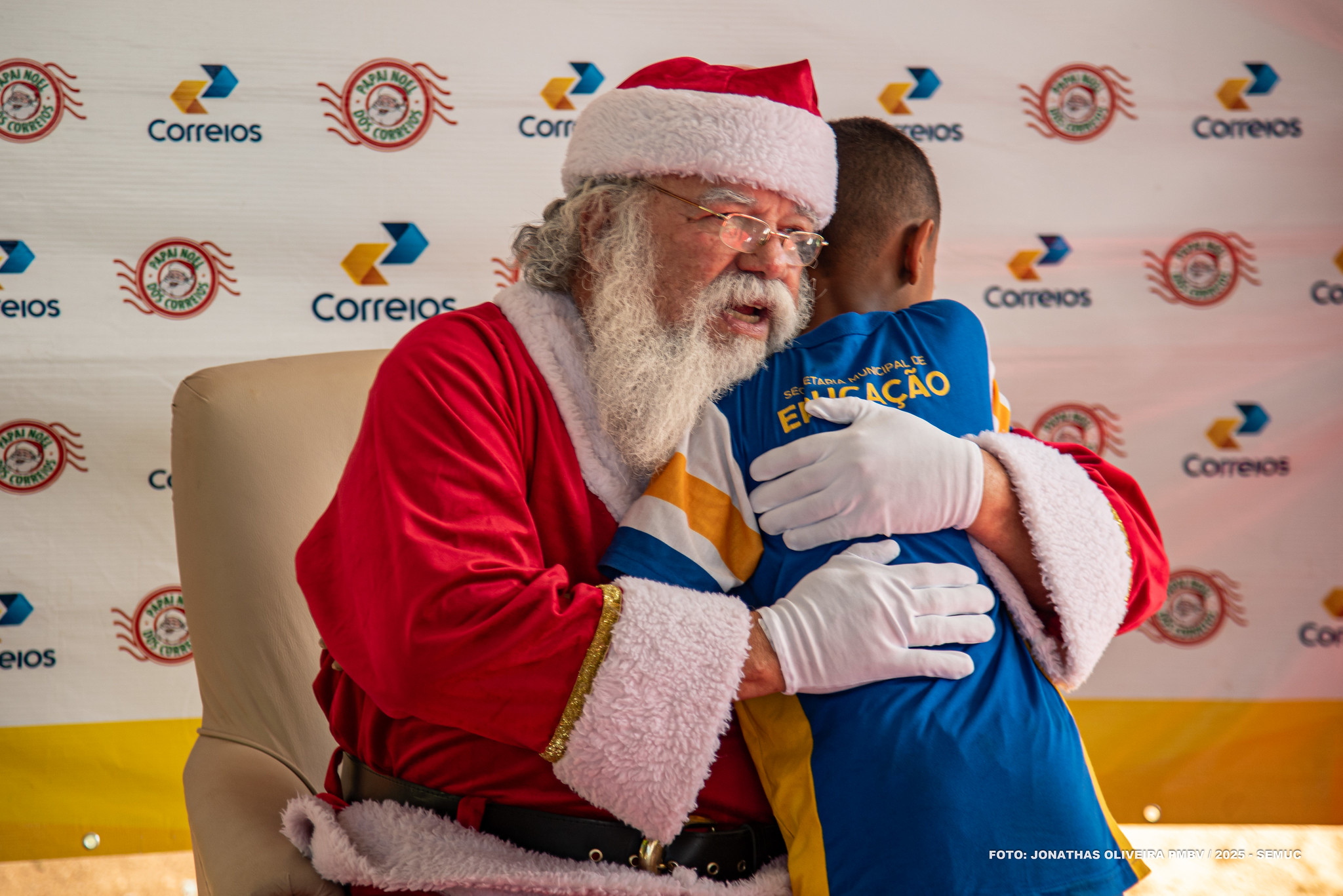 1765661670 386 Papai Noel dos Correios leva presentes a Cantinho Feliz