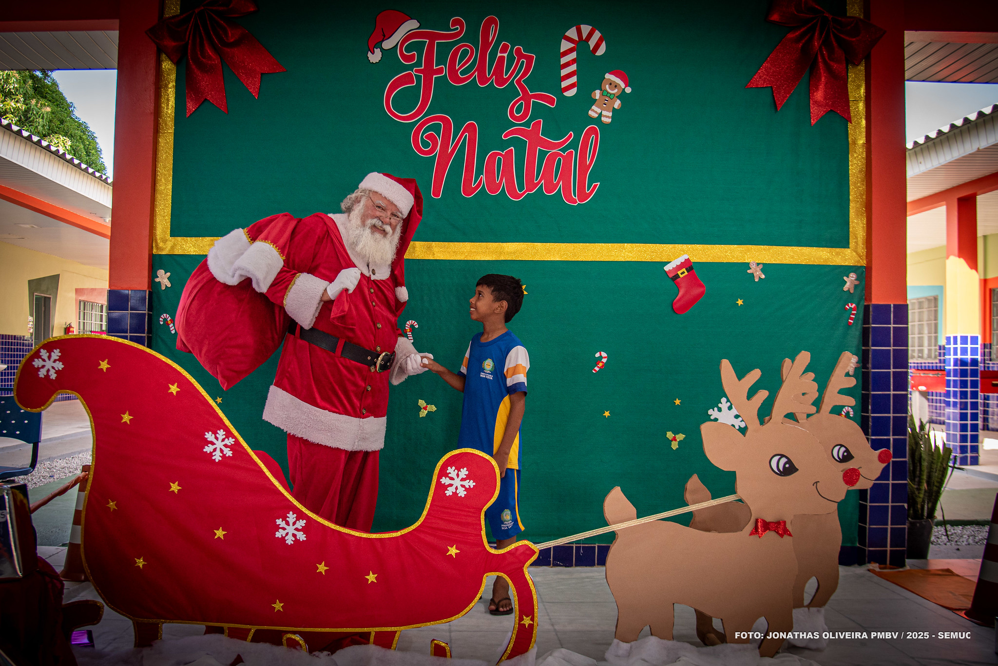 1765661670 603 Papai Noel dos Correios leva presentes a Cantinho Feliz