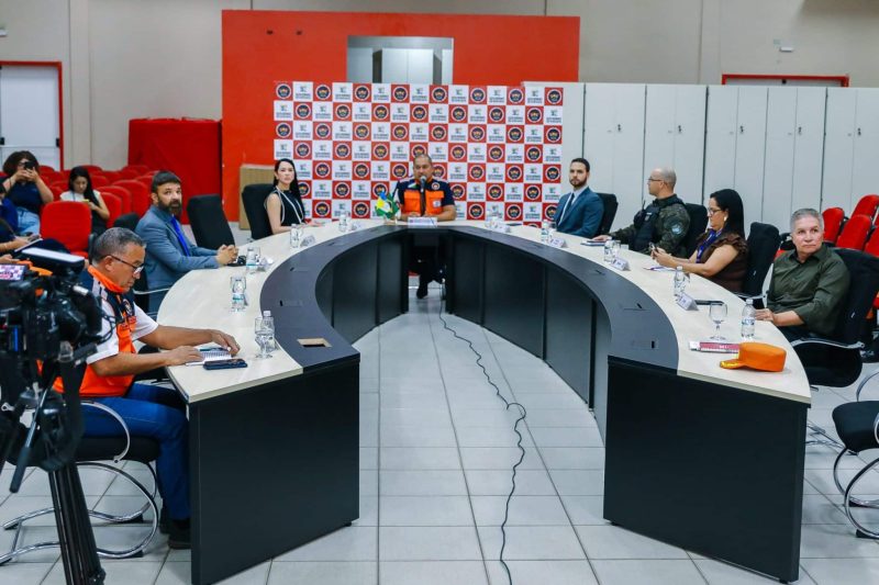 Com calendário de queimadas suspenso, governo estadual intensifica medidas preventivas e repressivas durante a estiagem 1 Reuniao Verao Sem Fogo Arthur Farias Secom RR 2 scaled