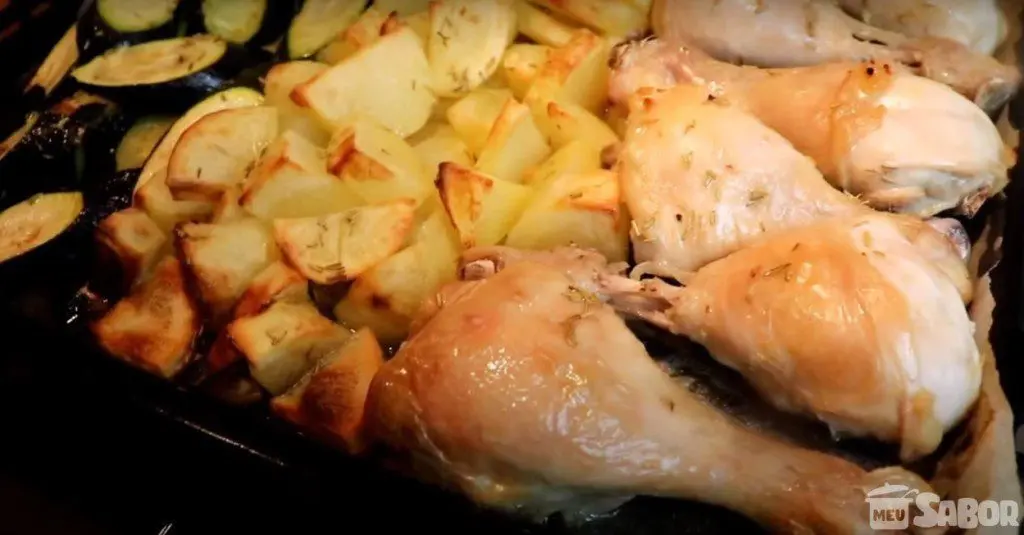 Coxas de frango assadas com batatas e abobrinha! 1 4b890d1caf4801b87bda9e074c57b163