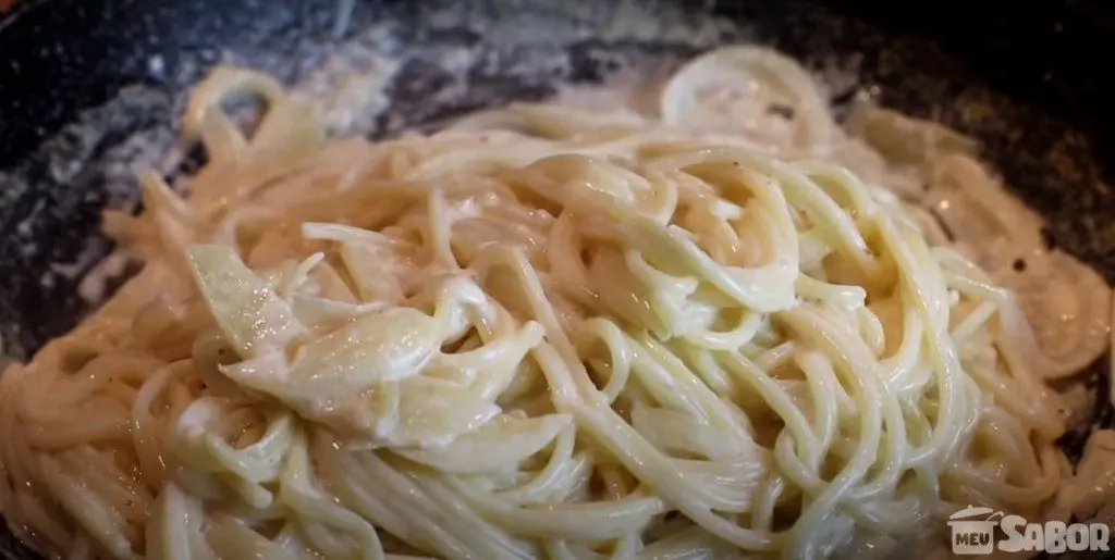 Macarrão ao molho branco, super suculento e fácil de fazer! Sirva com uma taça de vinho e arrase no jantar a dois! 1 afb6d1d35740df71d68b624f010fb034