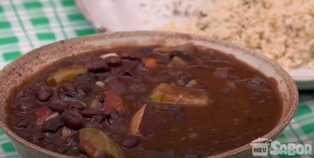 Ninguém pode ficar de fora e perder a oportunidade de comer o prato típico brasileiro! Feijoada Vegetariana! 1 bc92ceb569f1f395d24907a41f9ae507