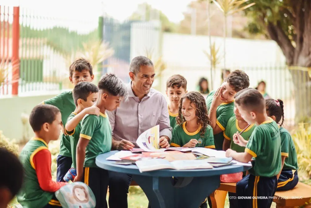 Prefeito Arthur Henrique visita escolas e confere resultados dos investimentos na Rede Municipal de Ensino 1 4a7b92e74e2bd99ef9d3cbf6f4aed932