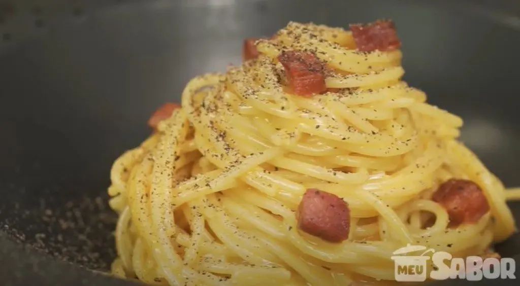 Faça um delicioso macarrão a cremoso com bacon e queijo ralado! 1 8ce9349e2a56b3babf3707f7ad6225bc