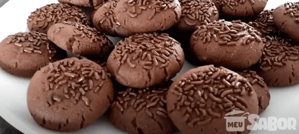 Aprenda a fazer um biscoito de chocolate bem gostoso para servir no café da tarde! 1 9ce1b8a8ec1b173b77a471620ffaa48f