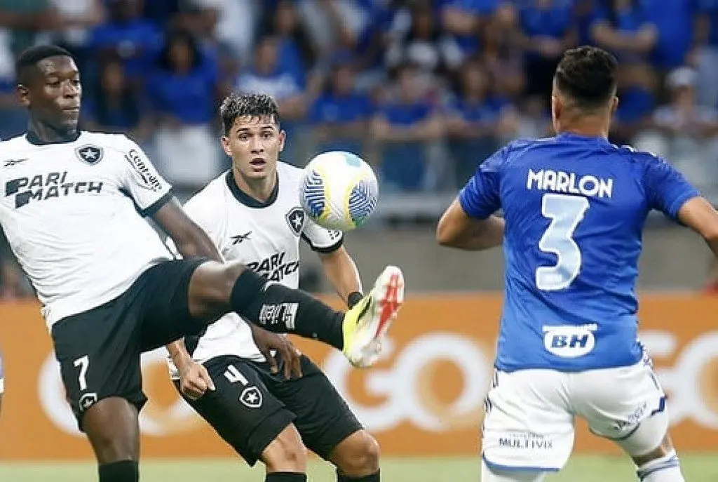 Cruzeiro vence o Botafogo nos acréscimo no Brasileirão 1 d3fd85fac3b51fff72dba708ece18cc2