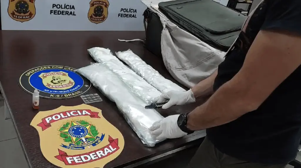 PF prende mulher com 5,5 kg de cocaína no Aeroporto Internacional de Fortaleza/CE 1 0548cff7d618c7d75a4b75f8c9d3bd90