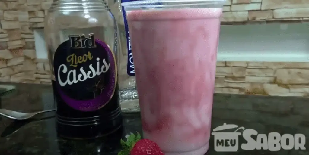 Batida de iogurte com morango e guaraná em pó 1 68e409c40cb7bebde4d96b978eedd2eb