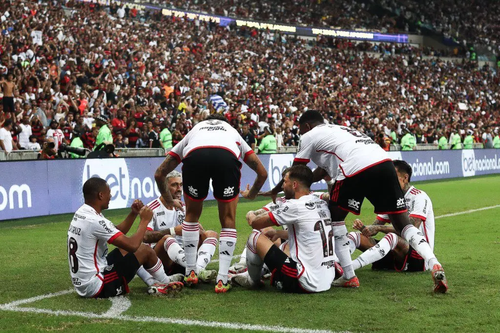 Tarde de gala no Maraca! Flamengo goleia Vasco por 6 a 1 e assume a liderança do Brasileirão 1 eb8b158b98d7dff4856ce865fc8e96fa