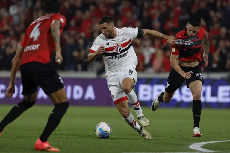 São Paulo conquista terceira vitória consecutiva ao derrotar o Athletico-PR 2 1c231bc5118b30d33872f1b38aa6fe5f