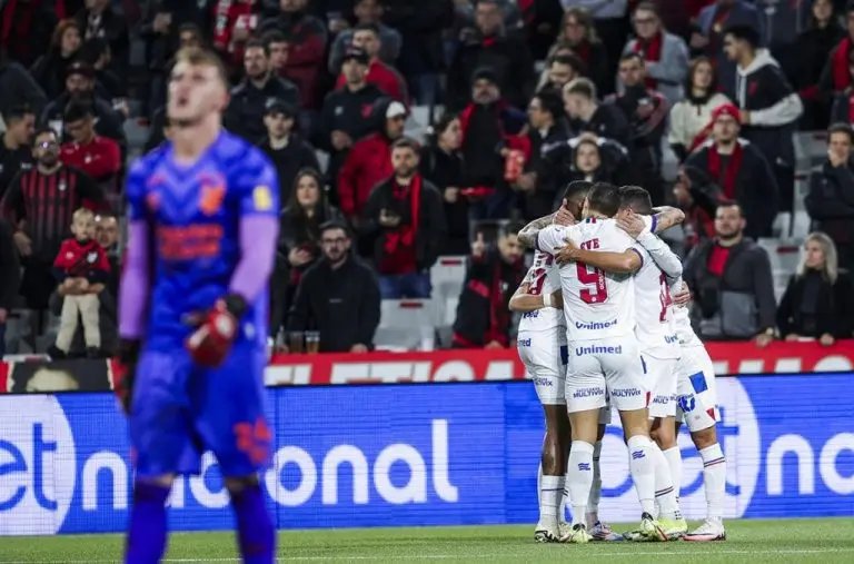 Bahia atropela Athletico-PR na Ligga Arena e cola no G4 do Brasileirão 4 af06683b62e583d5cafec720c6e5d812