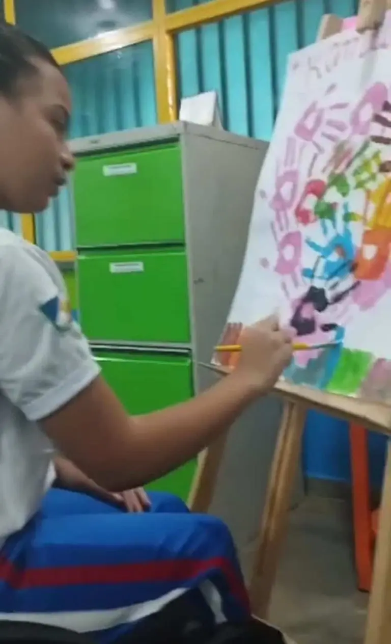 Alunos de colegio militarizado autografam seus primeiros livrosem noite de celebracao 4