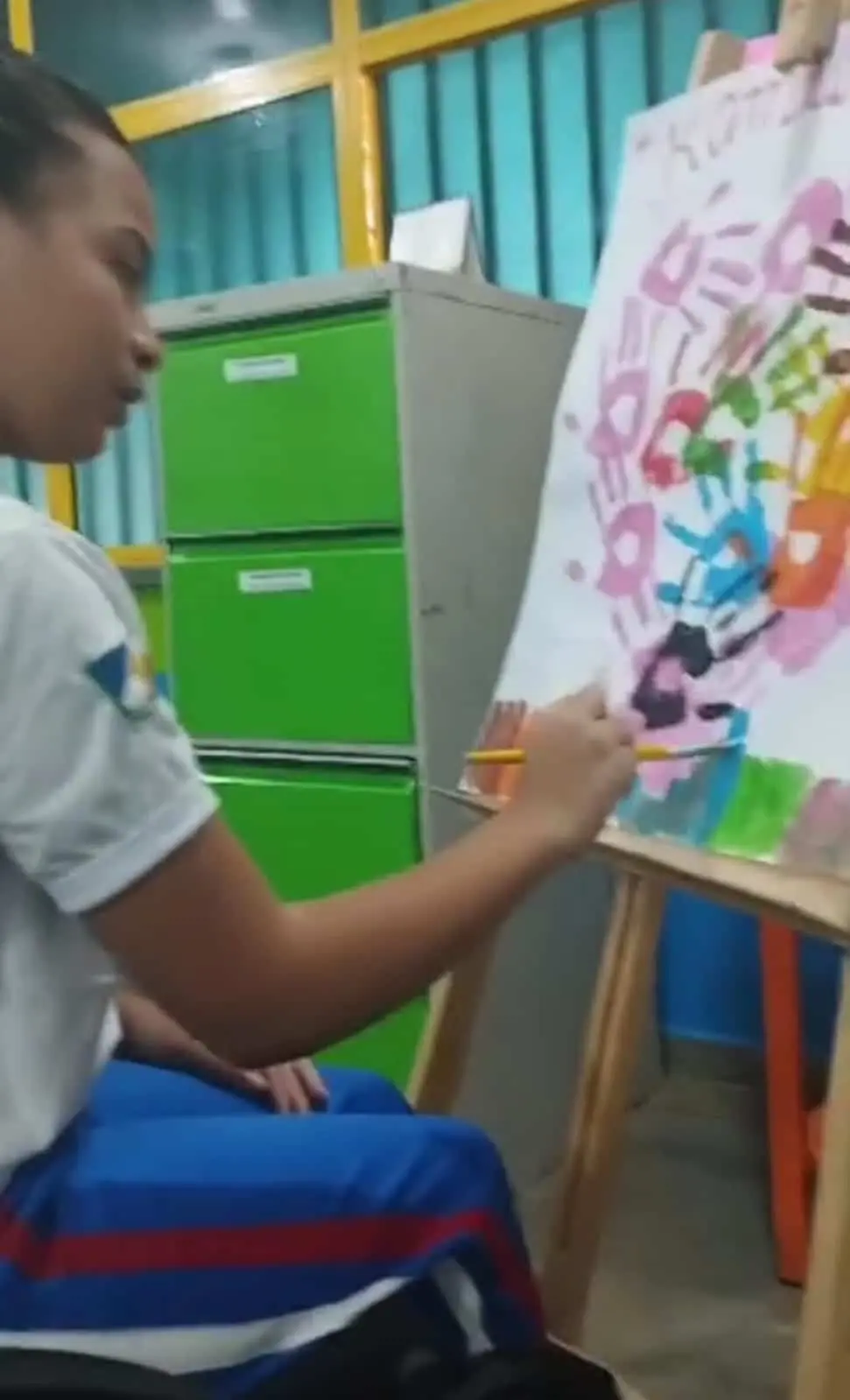 Alunos de colegio militarizado autografam seus primeiros livrosem noite de celebracao 4