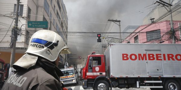 Bombeiros controlam incendio em shopping no centro de Sao Paulo