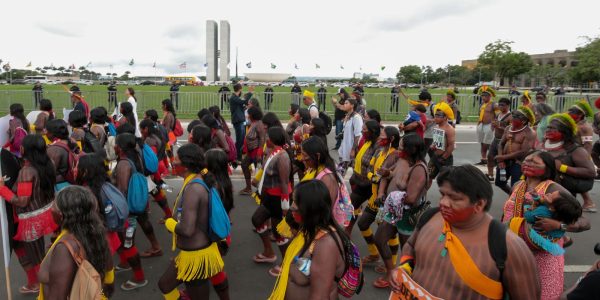 Indigenas marcham em Brasilia contra marco temporal