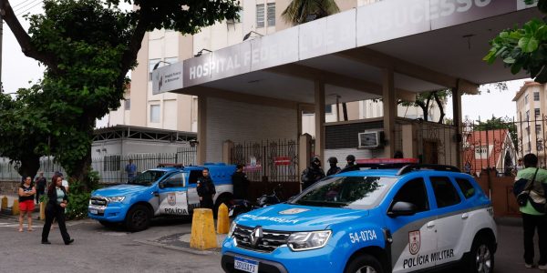 Manifestantes sao retirados direcao assume Hospital de Bonsucesso