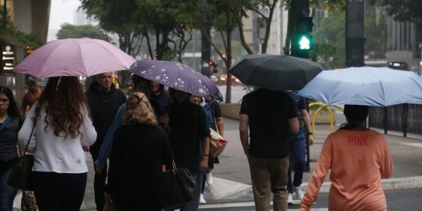 Mesmo com chuva fraca Sao Paulo registra falta de luz