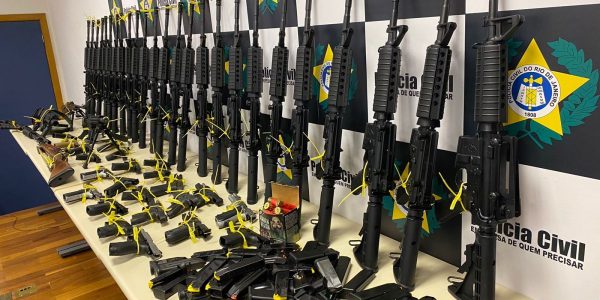 PM bate recorde de apreensao de fuzis no Rio
