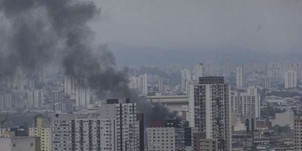 Predio no Bras em Sao Paulo pega fogo e corre