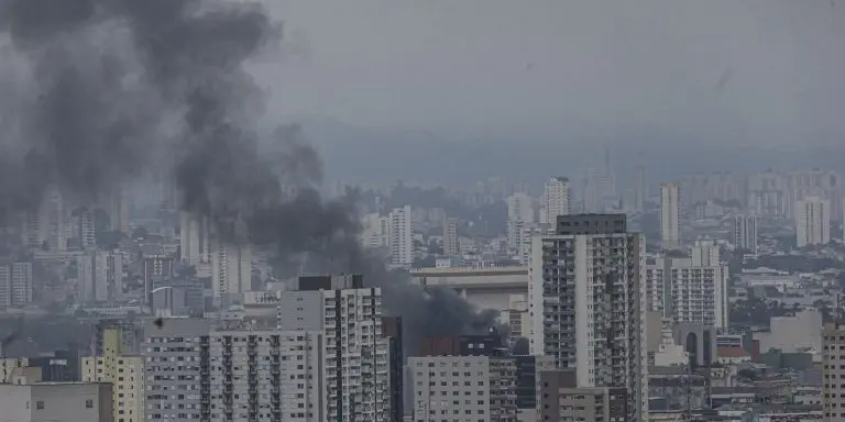 Predio no Bras em Sao Paulo pega fogo e corre