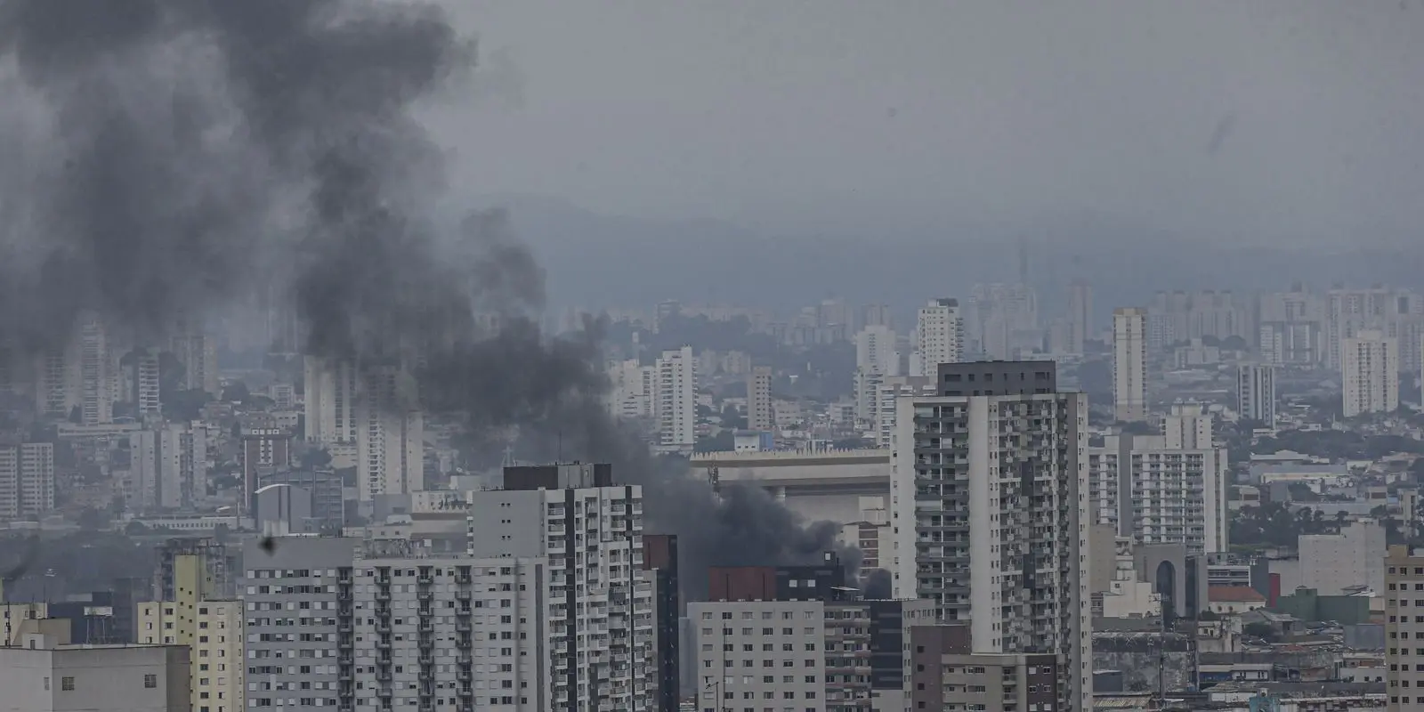 Predio no Bras em Sao Paulo pega fogo e corre