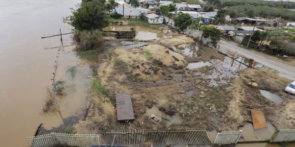Presos suspeitos de desviar recursos destinados a vitimas de enchentes