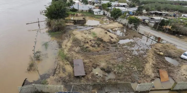 Presos suspeitos de desviar recursos destinados a vitimas de enchentes