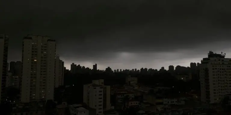Sao Paulo volta a ter temporal e mais de 70