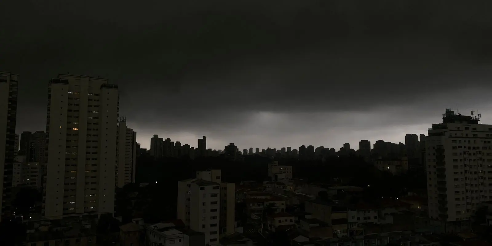 Sao Paulo volta a ter temporal e mais de 70