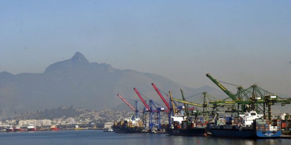 Trabalhadores portuarios fazem greve contra mudancas na lei do setor