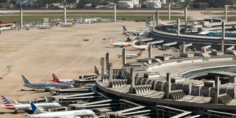 Avioes da forca aerea britanica fazem pouso de emergencia no