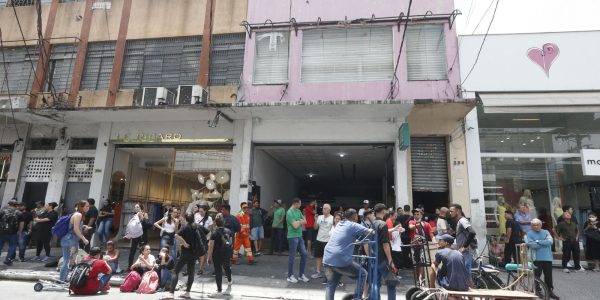 Bombeiros encerram trabalhos tres dias apos incendio na regiao do