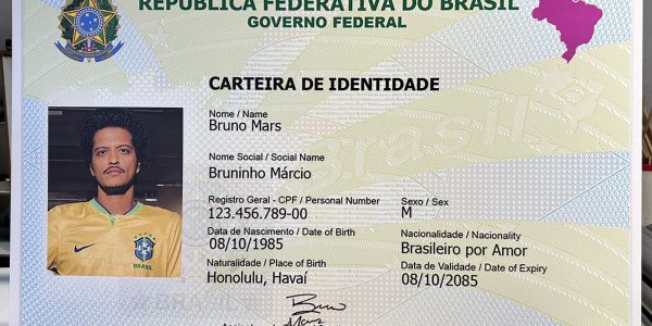 Bruno Mars ganha Carteira de Identidade Nacional gigante em show