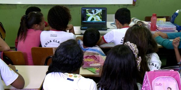 Caminhos da Reportagem metade das escolas descumpre lei antirracista