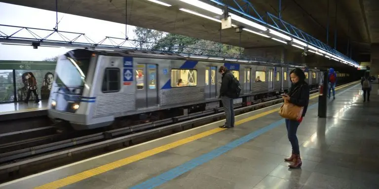 Falha eletrica causa transtornos em linha do Metro de Sao