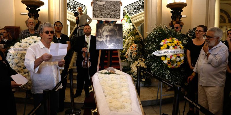 Familiares e amigos dao o ultimo adeus ao fotografo Evandro